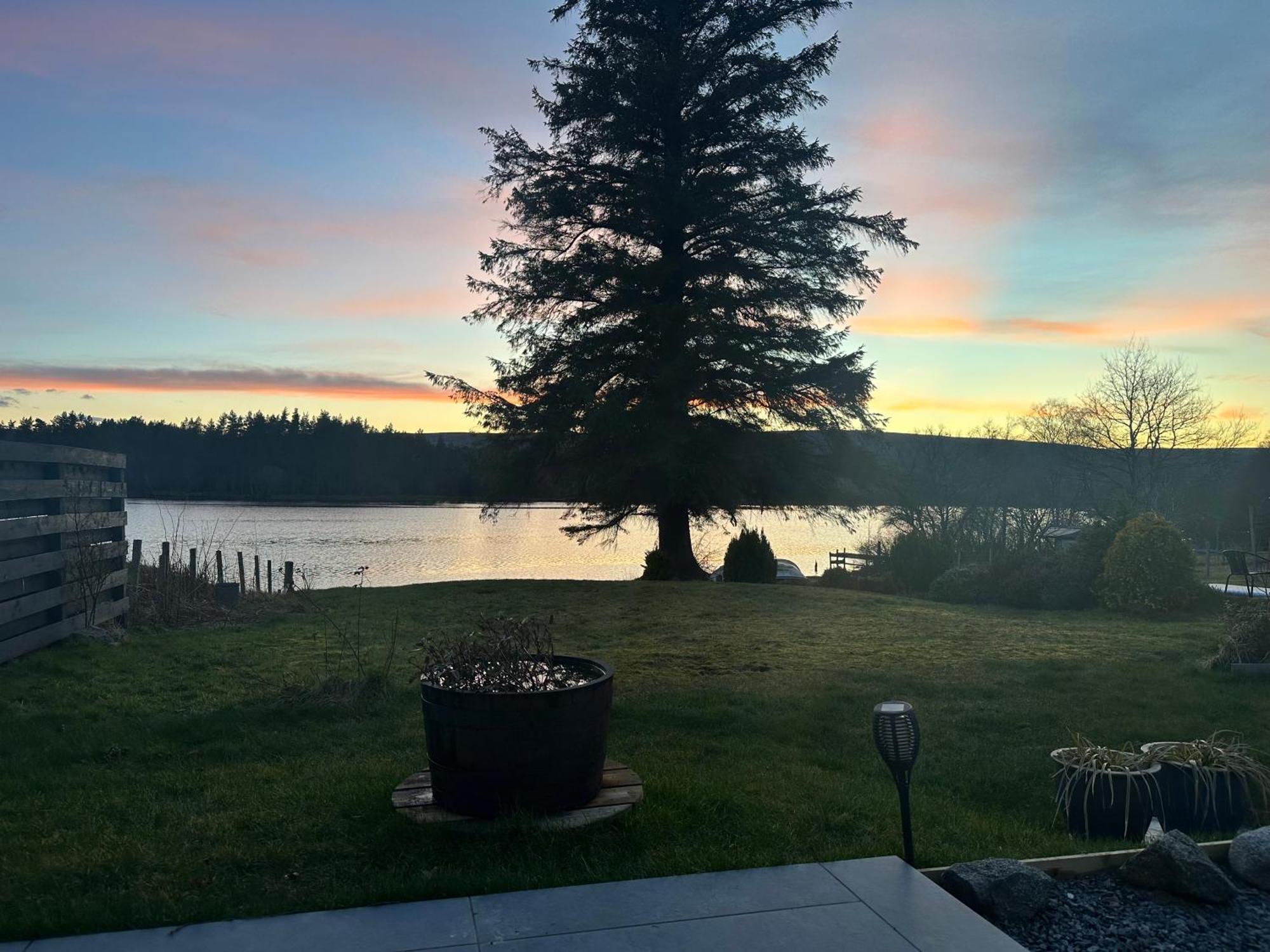 Lochside Lodge Pod Lairg Esterno foto